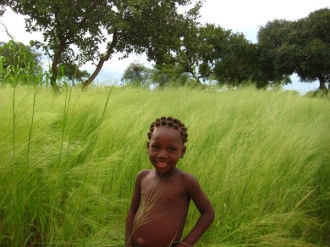 01 Petite Fille En Brousse